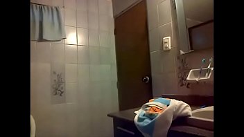 Adolescente llega excitada a casa y se masturba en el baño