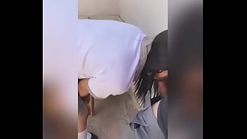 Adolescente estudiante mexicana chupando una verga en la escuela y al final la ponen de perrito y se la cogen atras de los salones se sale de clases para chuparle la verga a un amigo a escondidas sexo real amateur segunda parte